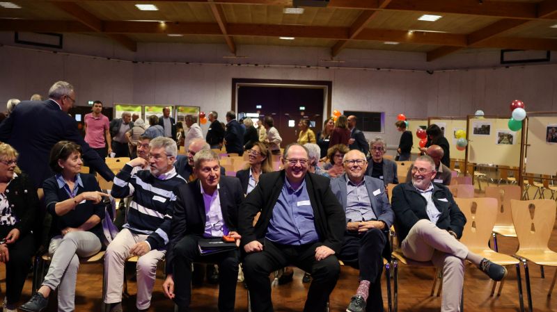 Les participants forment leur équipe pour le jeu interactif
