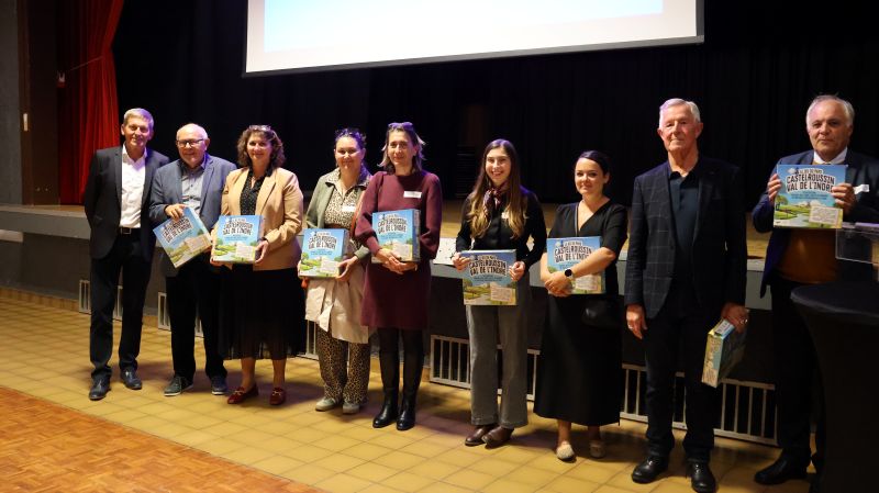 Remise de jeu aux partenaires, ancien président et anciens agents du Pays Castelroussin Val de l'Indre
